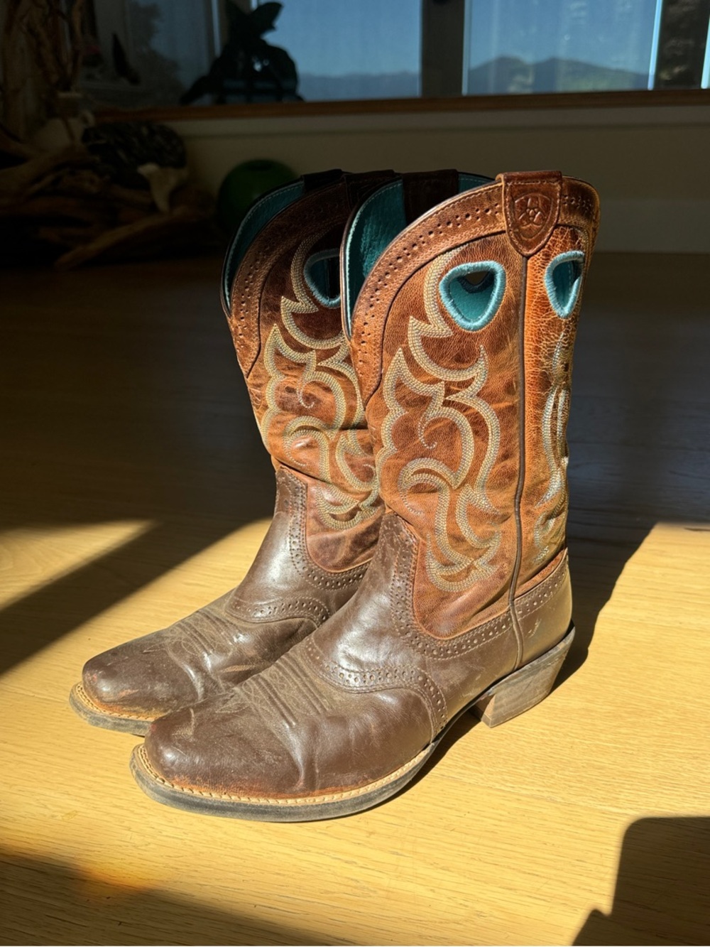 Ariat Women’s Size 8 Brown Distressed Leather Square Toe Western Riding Boots